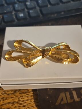Goldtone Bow Pin